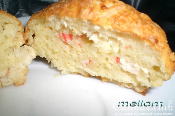 Закусочные кексы с сыром и крабовыми палочками