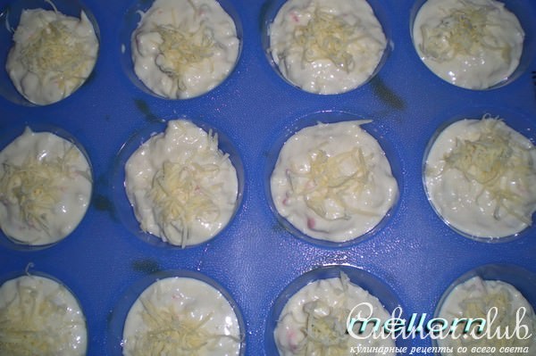 Закусочные кексы с сыром и крабовыми палочками