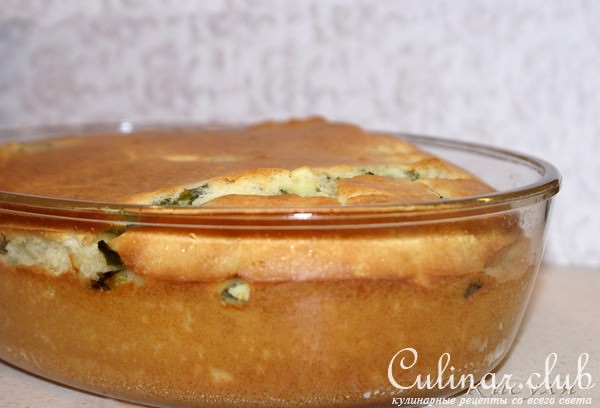 Быстрый (заливной) пирог с зелёным луком и яйцом
