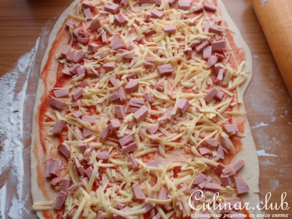 Розовые булочки с сыром и колбасой