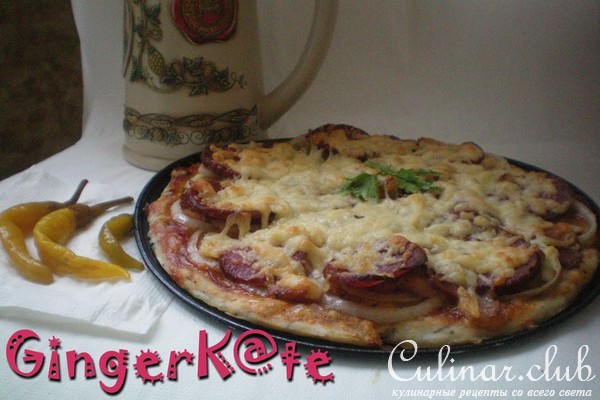 Острая пицца с беконом и луком