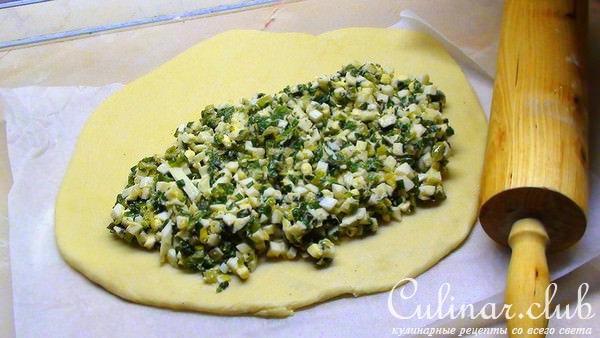 Пирог из теста на сметане с луком и яйцом. Пресный пирог.