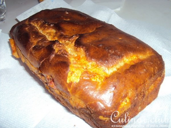 Вкусный заливной пирог с колбасой и сыром к завтраку
