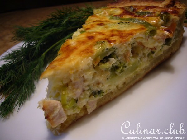 Нежный овощной киш с курицей и беконом.