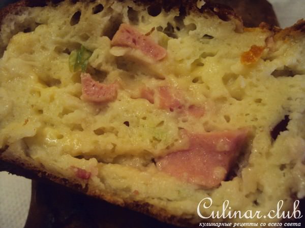 Вкусный заливной пирог с колбасой и сыром к завтраку