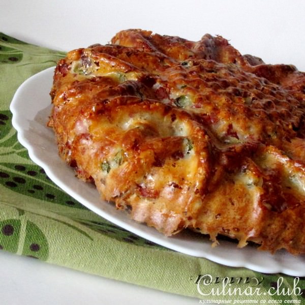 Сырный кекс с копченостями, маринованными огурчиками и грецкими орехами