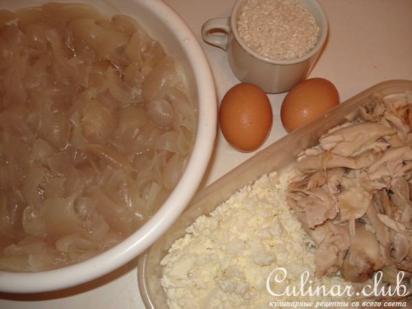 пирог из слоёного теста с курицей луком и сыром