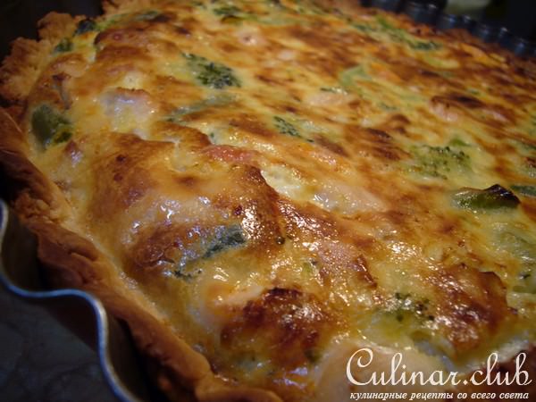 Нежный овощной киш с курицей и беконом.