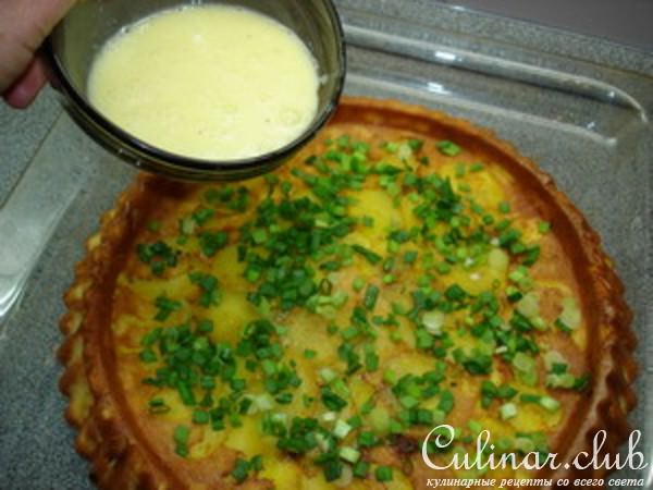 Пирог заливной картофельный с зеленым луком и омлетом.