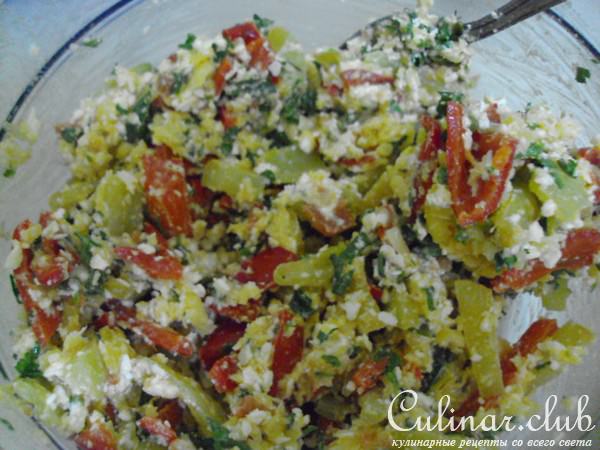 Плетенка с разноцветным перцем и сыром