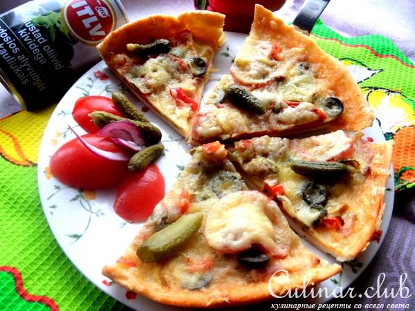 Пицца с салями и маслинами