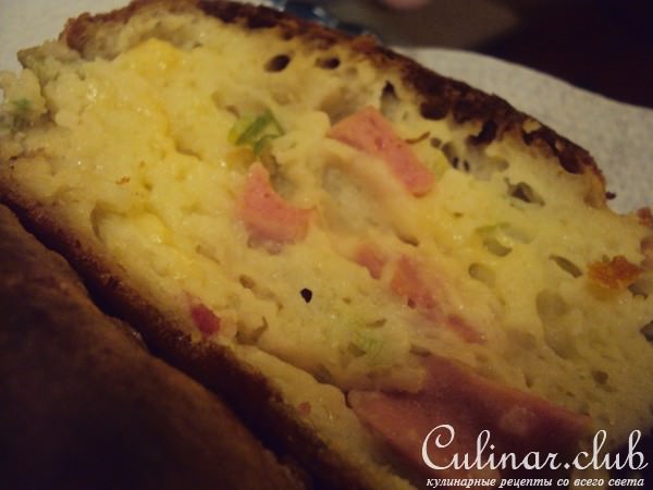 Вкусный заливной пирог с колбасой и сыром к завтраку