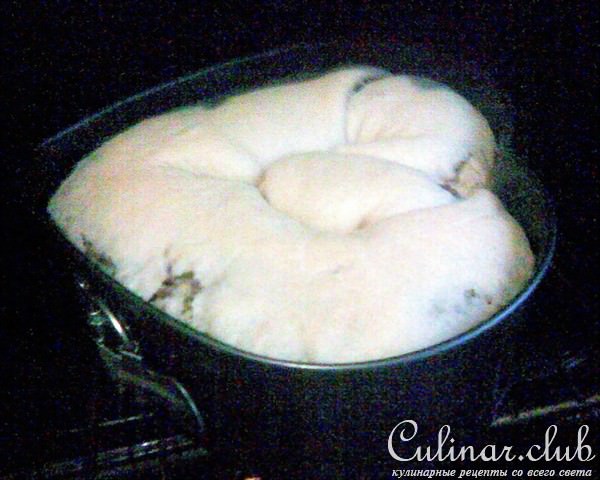 Дрожжевой рулет с печеночным паштетом и рисом