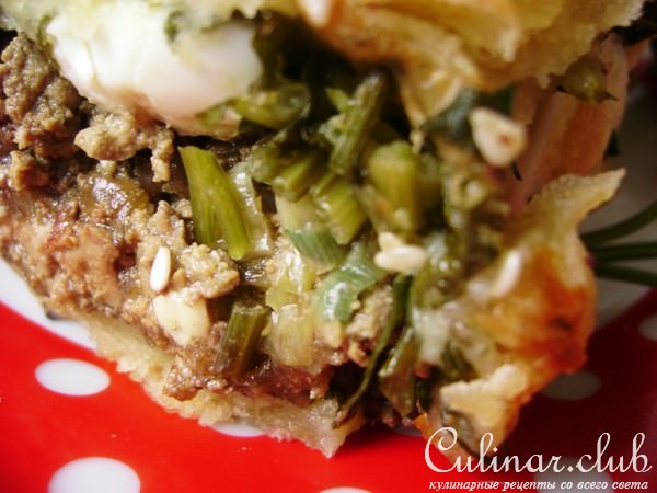 Пирог с куриной печенкой, сыром, перепелиными яйцами и пореем.