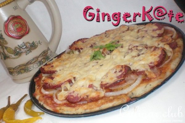 Острая пицца с беконом и луком