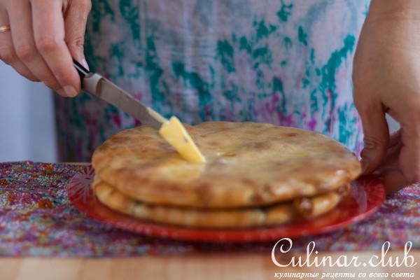 Пирог с черной фасолью и жареным луком