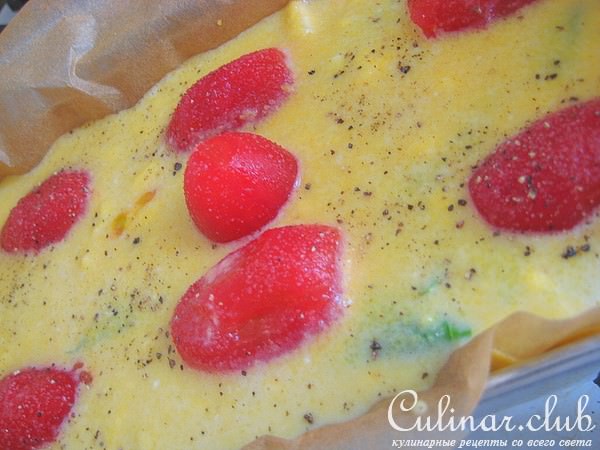 Сырная полента с грибами, базиликом и томатами черри.