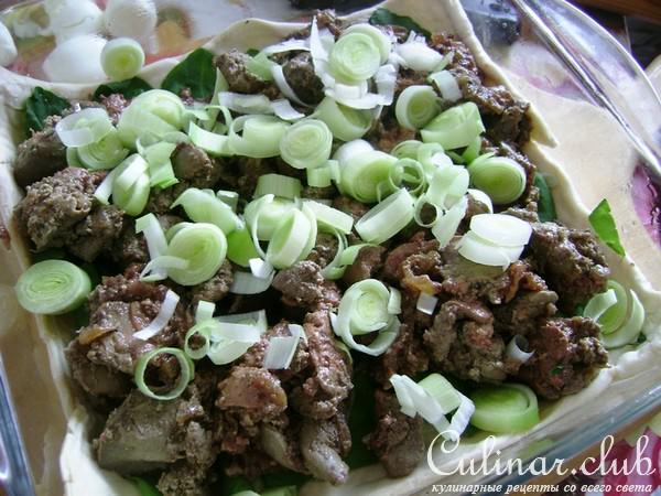Пирог с куриной печенкой, сыром, перепелиными яйцами и пореем.