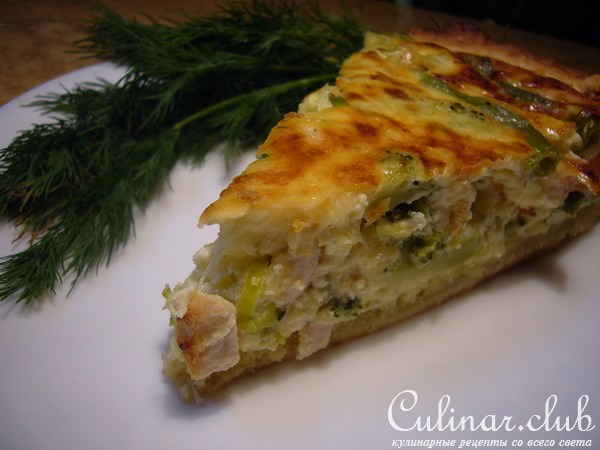 Нежный овощной киш с курицей и беконом.