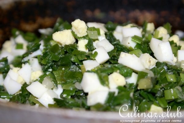 Быстрый (заливной) пирог с зелёным луком и яйцом