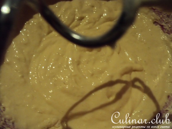Вкусный заливной пирог с колбасой и сыром к завтраку