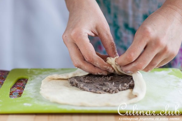 Пирог с черной фасолью и жареным луком
