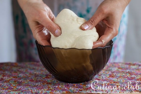 Пирог с черной фасолью и жареным луком