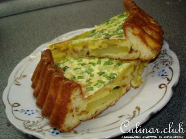 Пирог заливной картофельный с зеленым луком и омлетом.