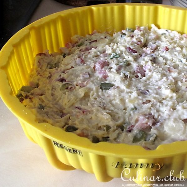 Сырный кекс с копченостями, маринованными огурчиками и грецкими орехами