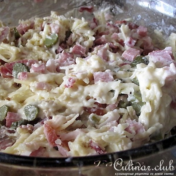 Сырный кекс с копченостями, маринованными огурчиками и грецкими орехами