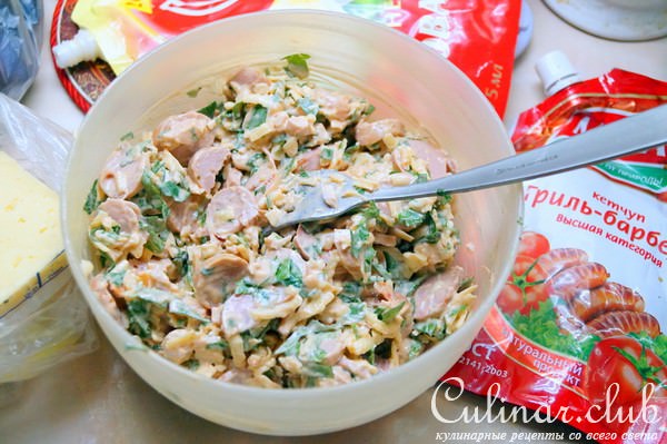 Лепёшка с сыром и копчёностями.