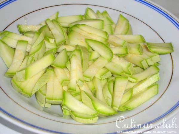 Пирог с луком и кабачком