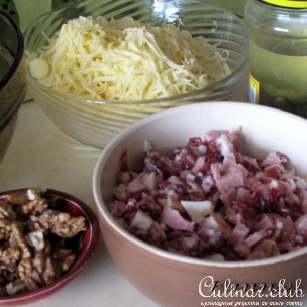 Сырный кекс с копченостями, маринованными огурчиками и грецкими орехами