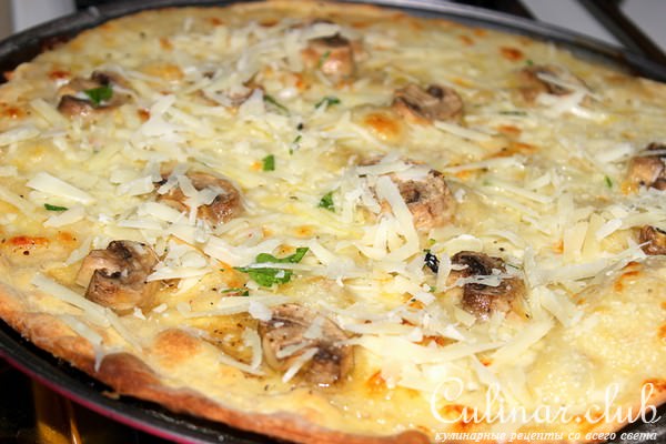 Пицца с трюфельным маслом, шампиньонами и руколой.