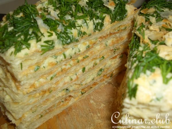 Закусочный пирог из слоеного теста с сыром и зеленью
