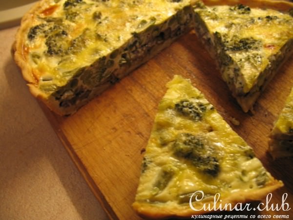 Киш с куриными потрошками, зеленой фасолью и брокколи