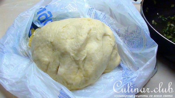 Пирог из теста на сметане с луком и яйцом. Пресный пирог.