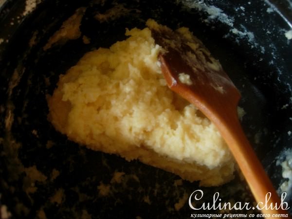 Эклеры с кремом из красной смородины, молочного шоколада и сгущенного молока.