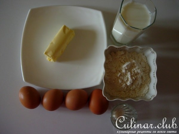 Эклеры с кремом из красной смородины, молочного шоколада и сгущенного молока.