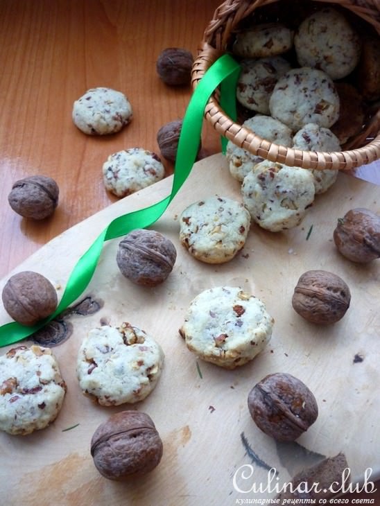 Сахарное печенье с грецким орехом