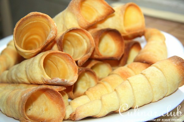 Нежные трубочки с клубничной начинкой.