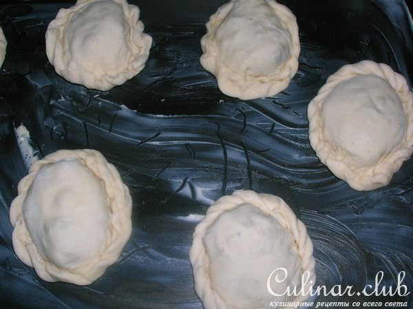 Слоеные пирожки с индейкой карри и беконом
