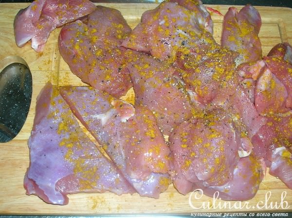 Слоеные пирожки с индейкой карри и беконом