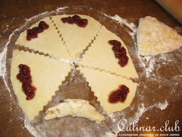 Творожное тесто и круасаны - рогалики с малинновой начинкой.