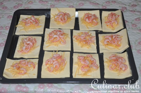 Слоёные треугольнички с сыром и креветками