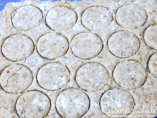 Сконы с луком и орехами