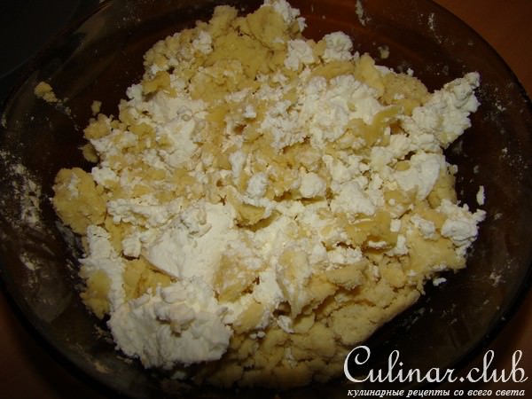 Творожные слойки с ломтиками ананаса