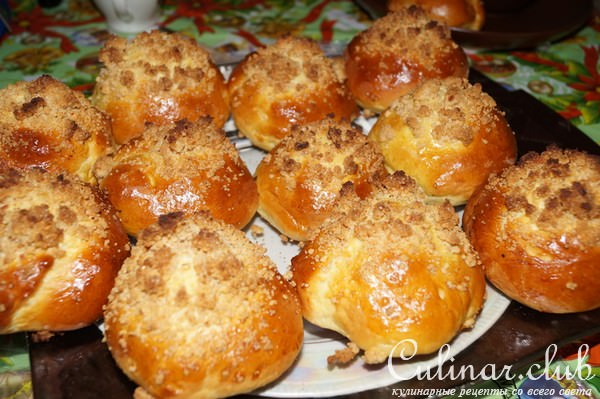 Булочки посыпанные миндальной крошкой.