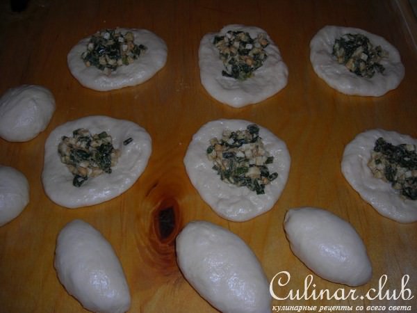 Пирожки с зелёным луком и яйцами