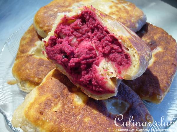 Жареные пирожки с необычной начинкой из фасоли, свеклы и орехов